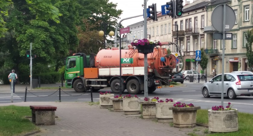 Ścieki się rozpływają. Gminy ruszają na kontrole przydomowych szamb, bo grożą im kary
