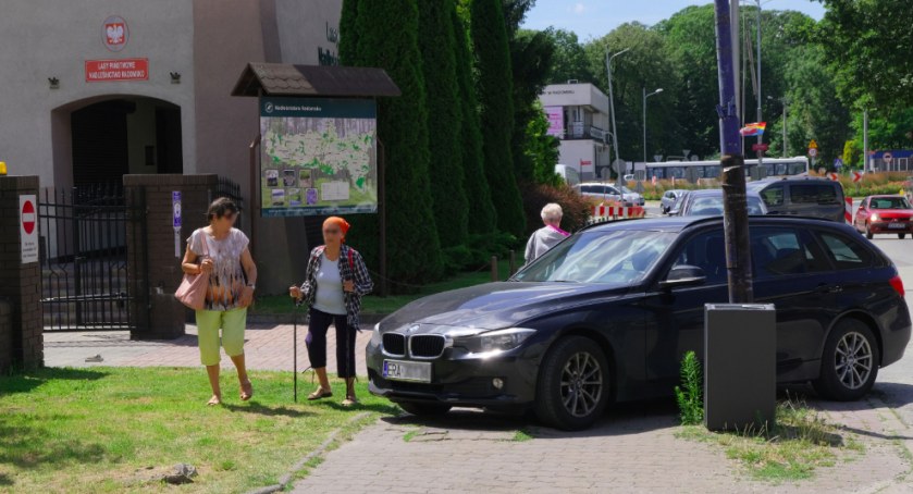 Kierowca BMW zaparkował jak 