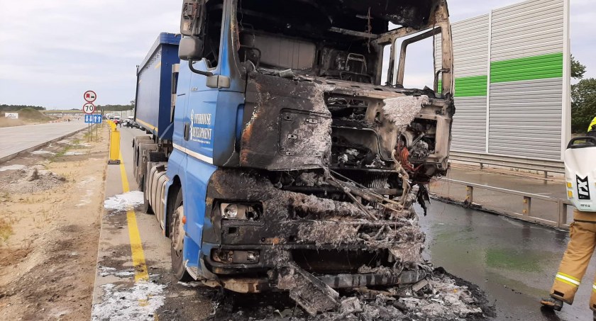 Dąbrowa gmina Kamieńsk: Na autostradzie A1 spłonęła ciężarówka. Są utrudnienia w ruchu