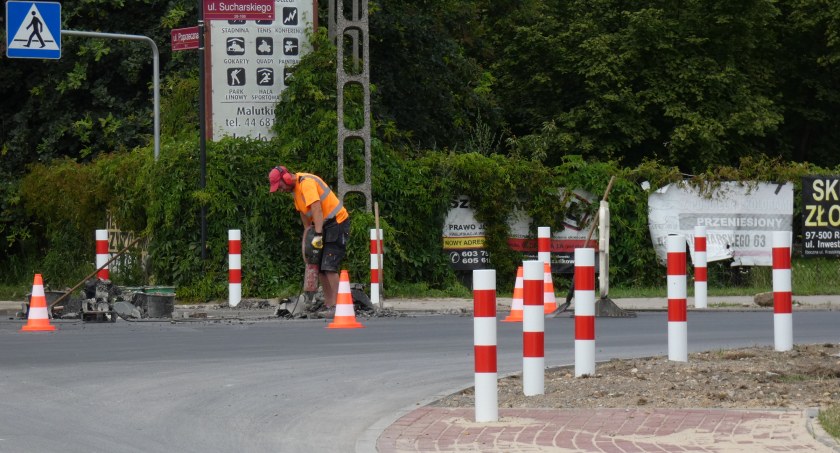Skrzyżowanie Sucharskiego i Poprzecznej wyżej o 9 centymetrów. Czy to zapobiegnie kolizjom i wypadkom w tym miejscu?