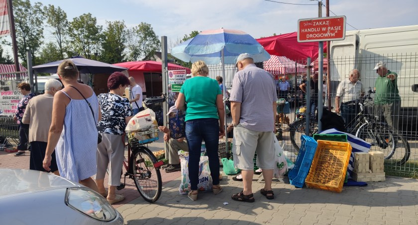 Targowica i handel pod zakazem. Radosław Rączkowski: To kompetencje policji. Policja: Karzemy i upominamy