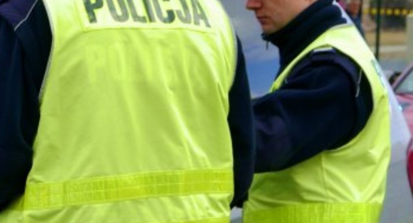 Pijany kierowca wjechał busem do przydrożnego rowu. Nie wyrobił na zakręcie. Nie posiada uprawnień do kierowania pojazdami 
