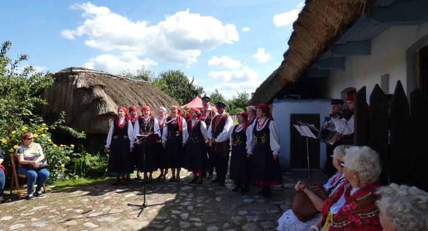 [ZDJĘCIA] O miodzie i ziołach na ludową nutę: rodzinna niedziela w Zagrodzie Tatarskiej
