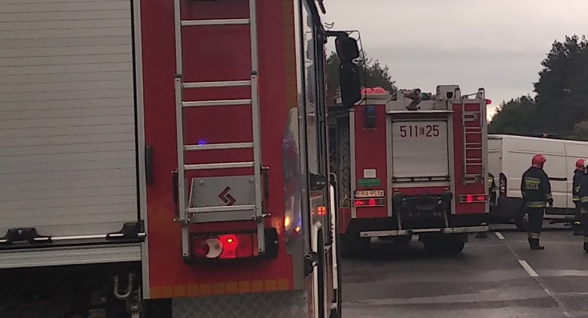 Fałszywy alarm, akcja gaśnicza, usuwanie plam oleju na drogach: weekendowa dniówka strażaka