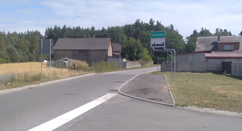 Brodowe: Jeszcze w maju były dwie tablice, czyli na bogato. Dzisiaj jest jedna. Ktoś poszedł po rozum do głowy?