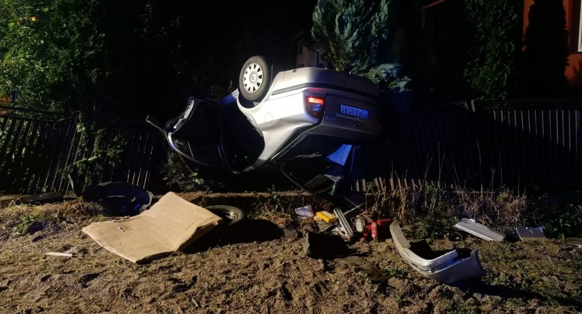 Pławno, ulica Gidelska. Samochód dachował, poszkodowana jedna osoba 