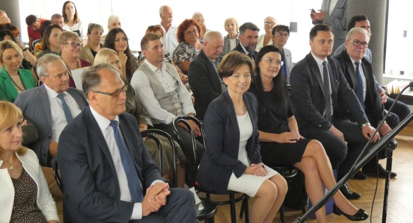 Minister w godzinach pracy. Czytelnicy pytają o urzędników w pierwszych rzędach