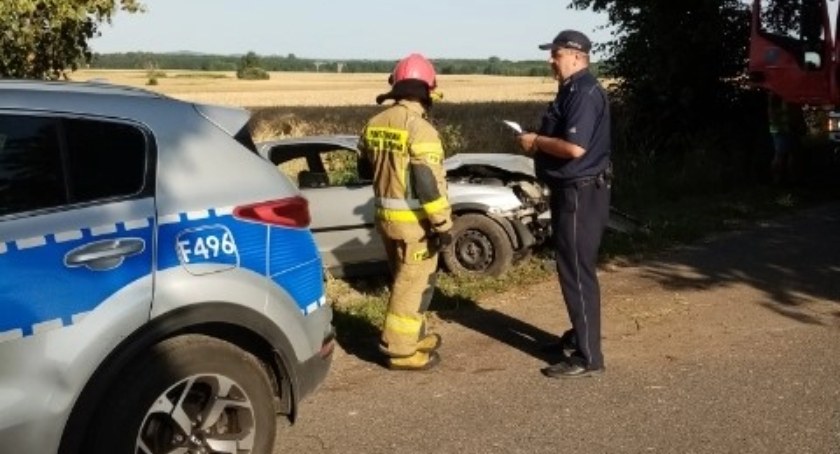 W gm. Wielgomłyny pijany 38-latek wjechał do rowu. Został zabrany do szpitala