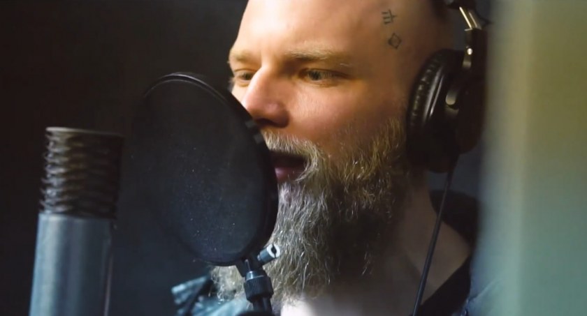 [WIDEO] Rapujący Kuba Kacprzak w trochę innej muzycznej odsłonie. Posłuchajcie jego najnowszego utworu