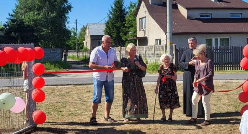 95-letnia mieszkanka gminy Dobryszyce po raz pierwszy przecinała wstęgę. Otwarto nowy plac zabaw