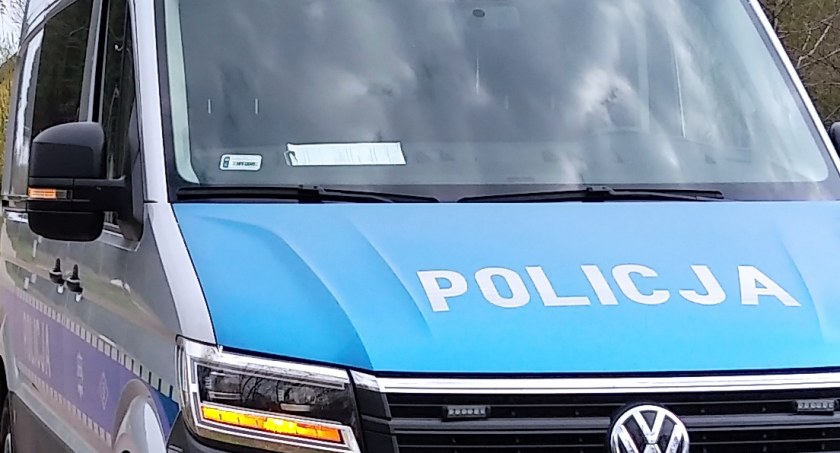 Policja poszukuje kierowcy skody, który potrącił rowerzystkę. Sprawca zbiegł z miejsca zdarzenia 