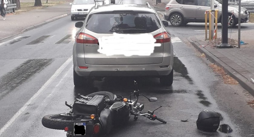 Wypadek na pasach w okolicach parkingu na Kościuszki. Motocyklista zderzył się z samochodem [AKTUALIZACJA]