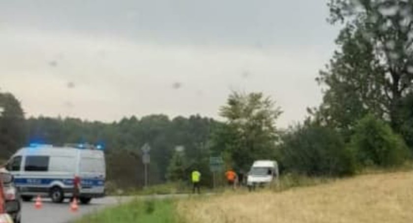 Wypadek w Rożnach. W busie podróżowało pięć osób. Dwie trafiły do szpitala 