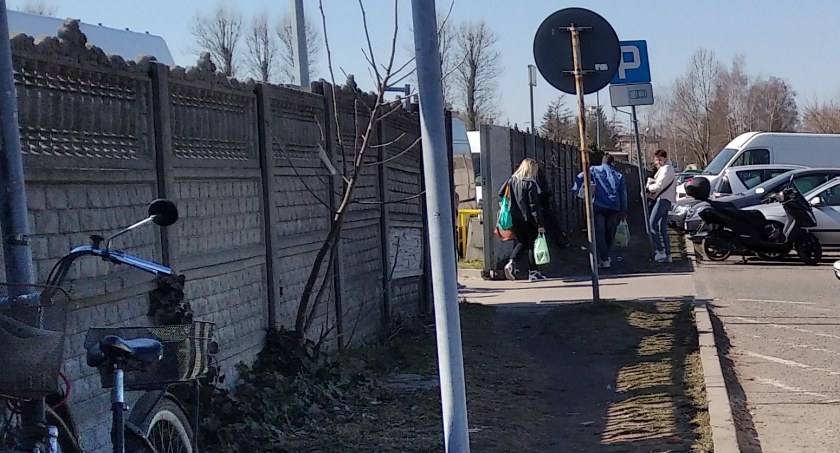 Na radomszczańskim targowisku handlowano podrabianymi artykułami odzieżowymi, perfumami i galanterią