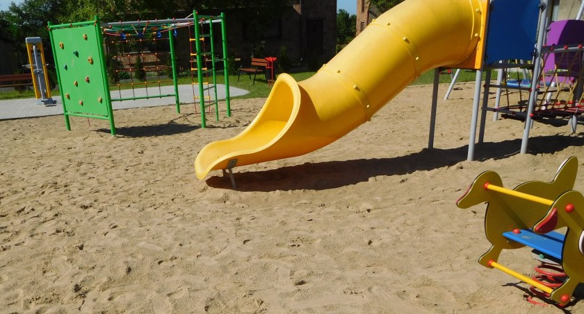 Miasto poszukuje dozorcy placu zabaw przy ulicy Brzeźnickiej. To praca na umowę zlecenie