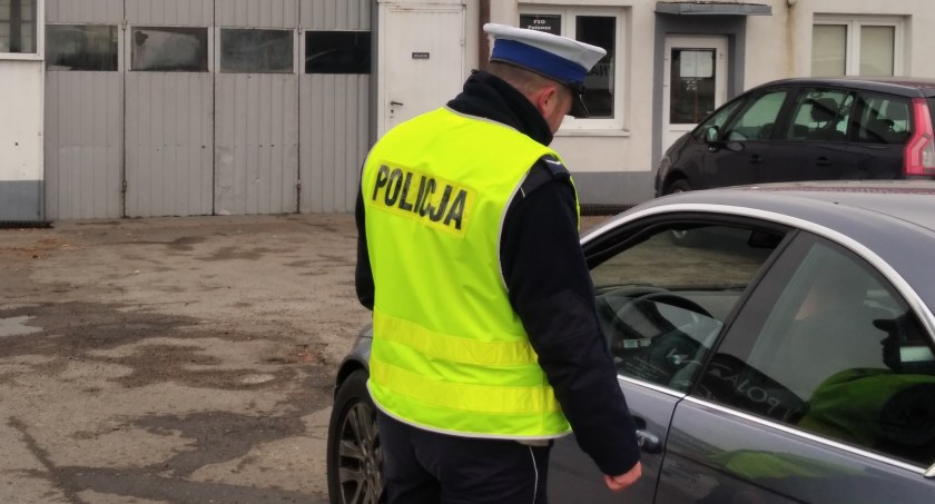 Policjanci sprawdzają prędkość w rejonach przejść dla pieszych. Akcja trwa przez cały piątek