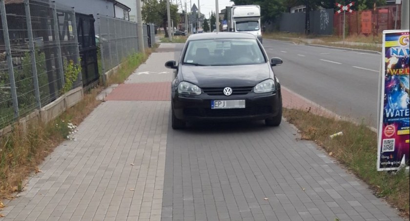 Radomszczańscy mistrzowie kierownicy:ścieżka rowerowa i chodnik to nie parking