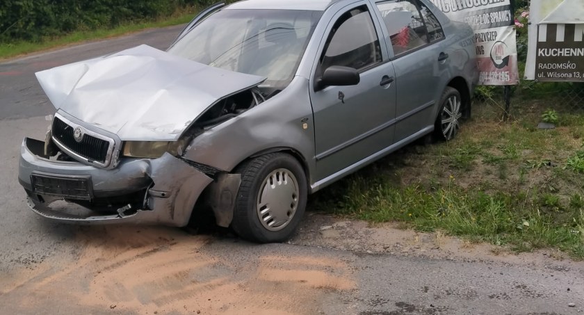 Z policyjnej kroniki: wypadek w Okrajszowie. Po zderzeniu pojazdów 31-latka trafiła do szpitala