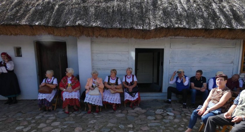 Skecze, wiersze i piosenki biesiadne z dawnych lat. Do Chaty Tatarskiej zaprasza Chór Serenada