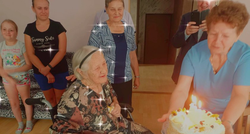 Pani Witolda Odrzywolska, mieszkanka Płoszowa, świętuje swoje 100. urodziny