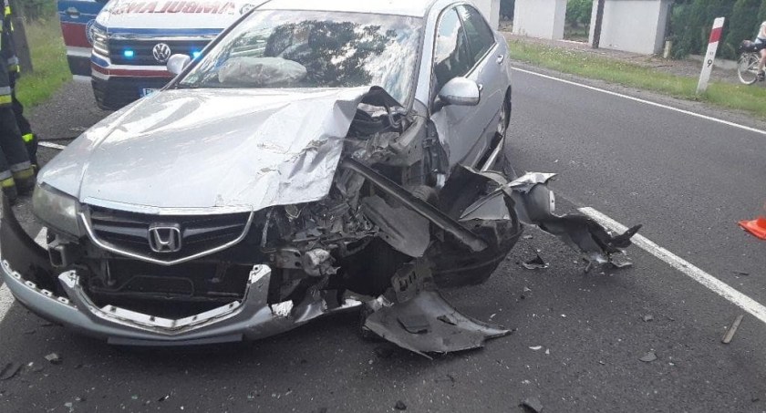 [WIDEO] Wypadek w Bloku Dobryszyce. Czołowe zderzenie dwóch osobówek na ul. Piotrkowskiej