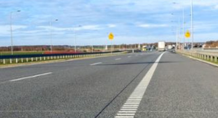 Na autostradzie A1 doszło do zderzenia dwóch samochodów ciężarowych. Korek w kierunku Łodzi ma kilka kilometrów 
