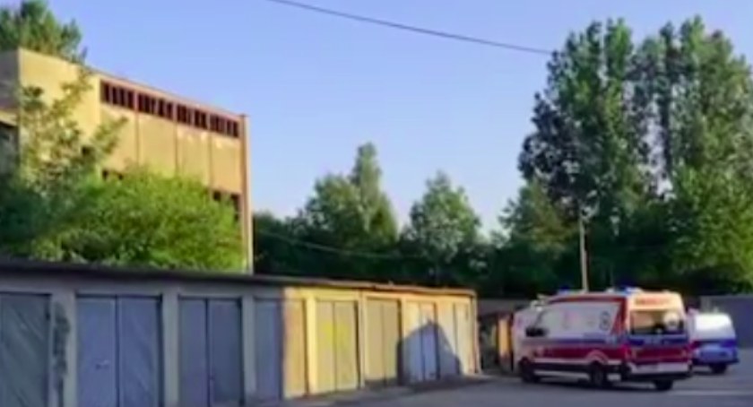 Ciało 56-letniego bezdomnego policjanci znaleźli za garażami przy Piastowskiej
