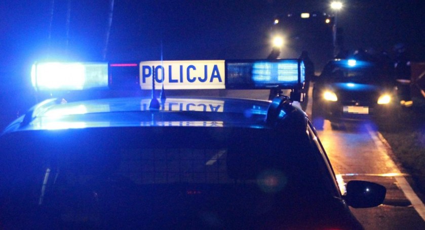 Wypadek śmiertelny na autostradzie A1. Samochód osobowy potrącił pieszego i uderzył w bariery