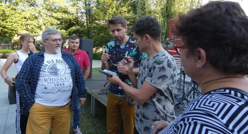 [ZDJĘCIA] Niedzielny, plenerowy koncert duetu  Bolewski & Tubis w parku Świętojańskim: Obywatel jazz
