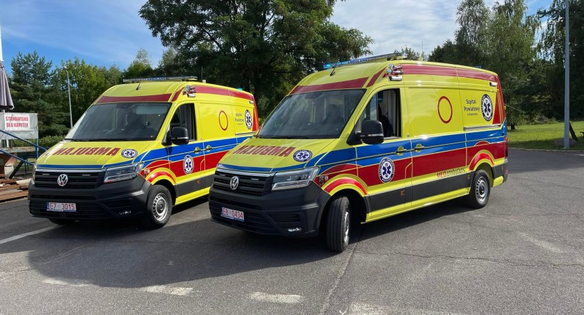 Szpital Powiatowy w Radomsku ma dwa nowe ambulanse. Karetki kosztowały prawie milion złotych