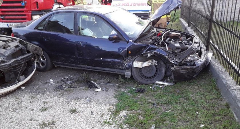 Zderzenie dwóch aut osobowych na ulicy Prymasa Wyszyńskiego. Sprawca zderzenia miał 2,5 promila w wydychanym