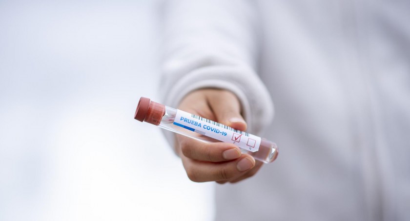 Uśpiony covid: Pacjenci nie chcą się testować, wciąż boją się kwarantanny. A jej już nie ma