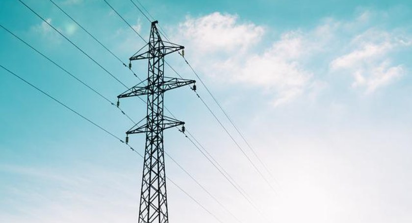 Cena energii elektrycznej – dlaczego rośnie i co można z tym zrobić