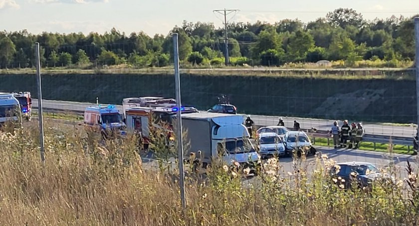 W zderzeniu trzech samochodów osobowych na A1 jedna osoba została ranna