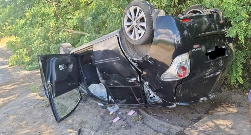 W Wielgomłynach dachowała toyota. Samochodem podróżowały trzy osoby