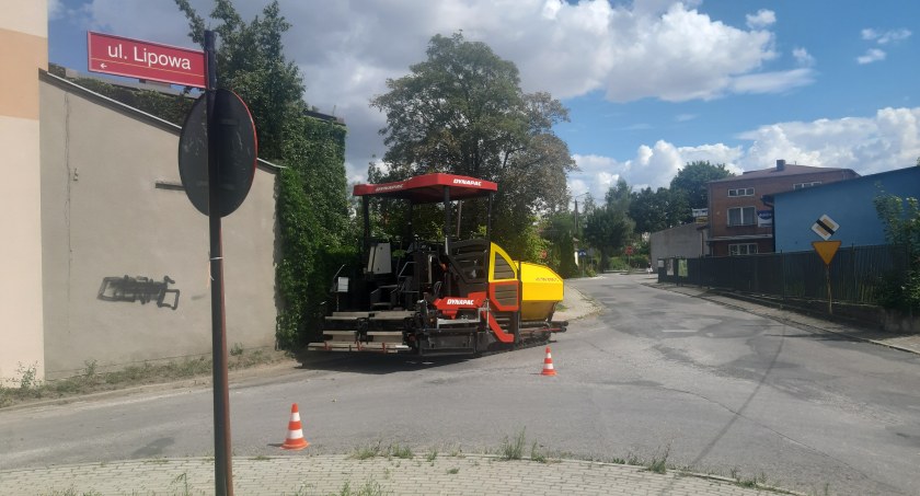 Ulica Lipowa właśnie przechodzi gruntowny remont. Jest już pierwsza warstwa asfaltu