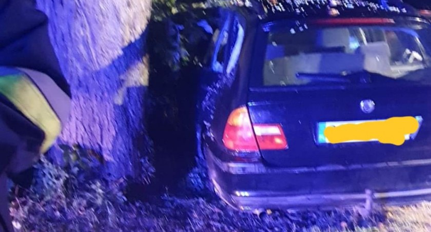 Wypadek w Maluszynie, auto osobowe wypadło z drogi. Jedna osoba została poszkodowana