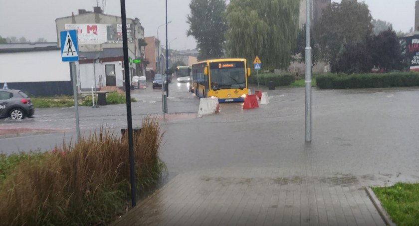 Uwaga! Na dzisiaj synoptycy zapowiadają nie tylko deszcz, ale także burze, a nawet grad