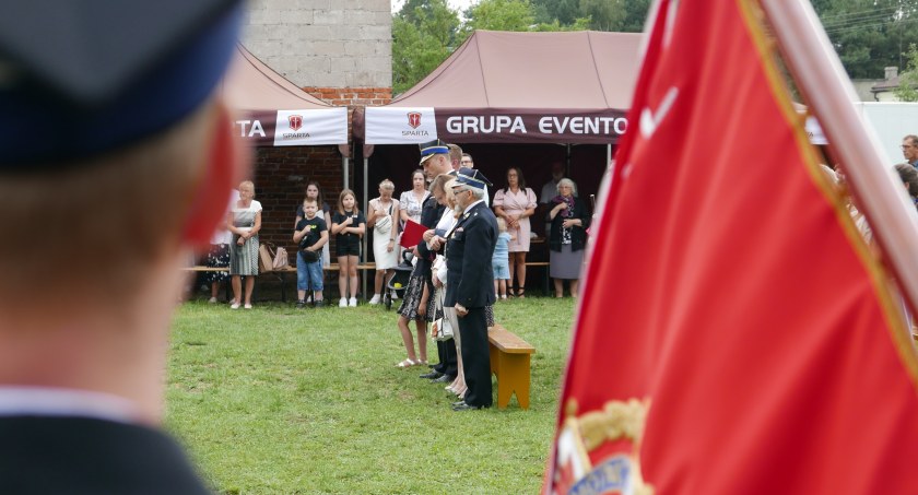 [ZDJĘCIA] Strażacy z OSP Sucha Wieś mają swój sztandar. Dzisiaj w tej dzielnicy wszyscy świętują