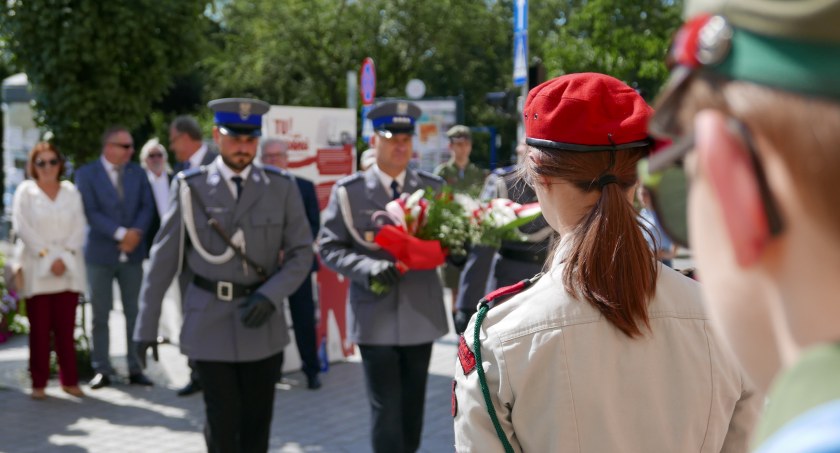 [ZDJĘCIA] 102. rocznica Bitwy Warszawskiej. Miejskie obchody Święta Wojska Polskiego. Składania kwiatów i uroczysta msza
