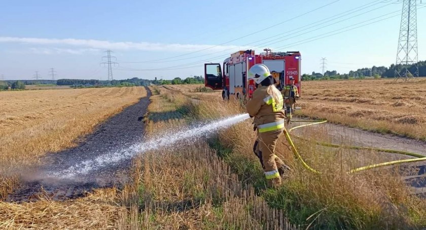 Pożar ścierniska w Pytowicach. Pożar gasiły dwa zastępy straży pożarnej z Kamieńska 