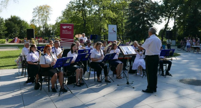 [ZDJĘCIA] Koncert Miejskiej Orkiestry Dętej z Grocholic w parku Świętojańskim