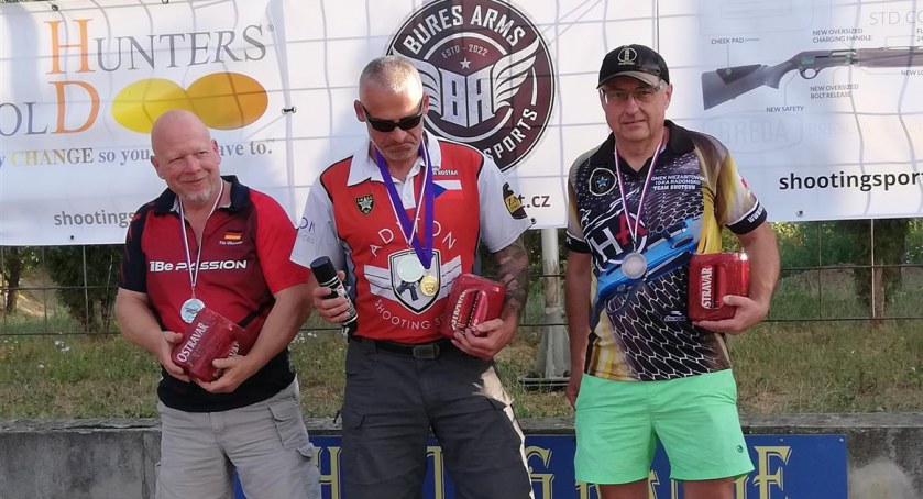 Tomasz Niezabitowski na trzecim stopniu podium w strzeleckich mistrzostwach Czech