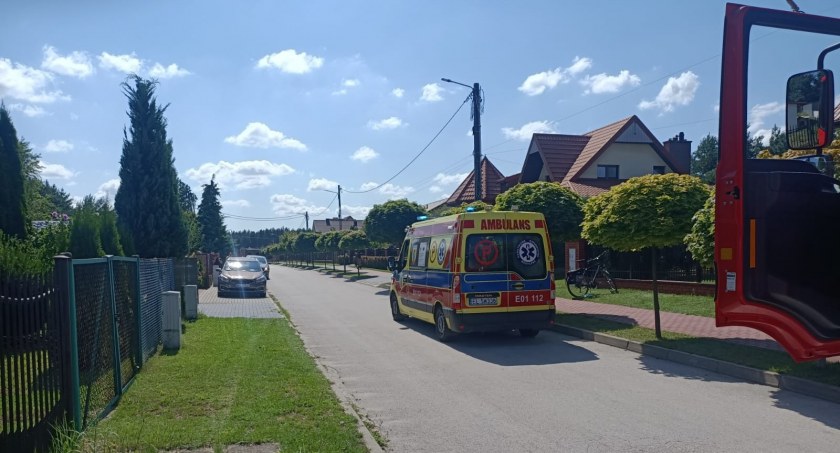 Wypadek na ulicy Armii Krajowej w Kamieńsku. Kierownica wbiła się w udo rowerzysty
