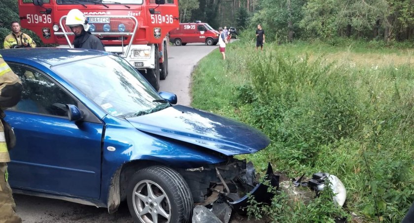 38-latek kierujący mazdą nie zmieścił się w zakręcie. Wiózł dwóch pasażerów