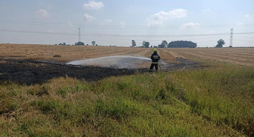 Pożar ścierniska w Pytowicach po raz drugi. Na miejscu cztery jednostki straży pożarnej