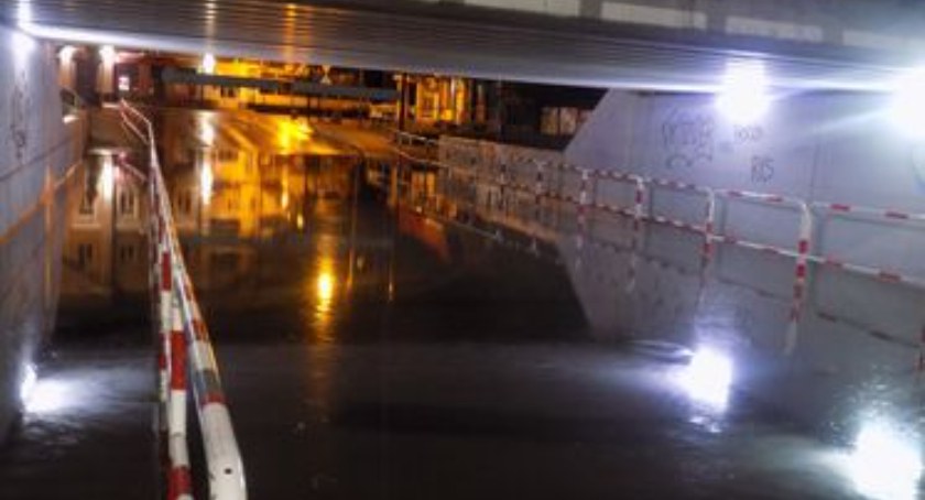 Burza i ulewa przeszły w nocy nad Radomskiem i powiatem. Znów zalało ulice w centrum i Mostek. Kolejne burze dziś