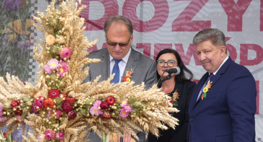 Wybrano najpiękniejszy wieniec, podzielono się chlebem. Dożynki wojewódzkie w Radomsku [GALERIA ZDJĘĆ]