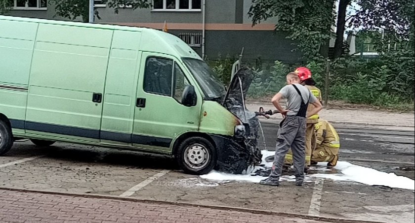 [WIDEO] Na ulicy Armii Krajowej zapalił się samochód dostawczy. Ulica została zamknięta przez strażaków