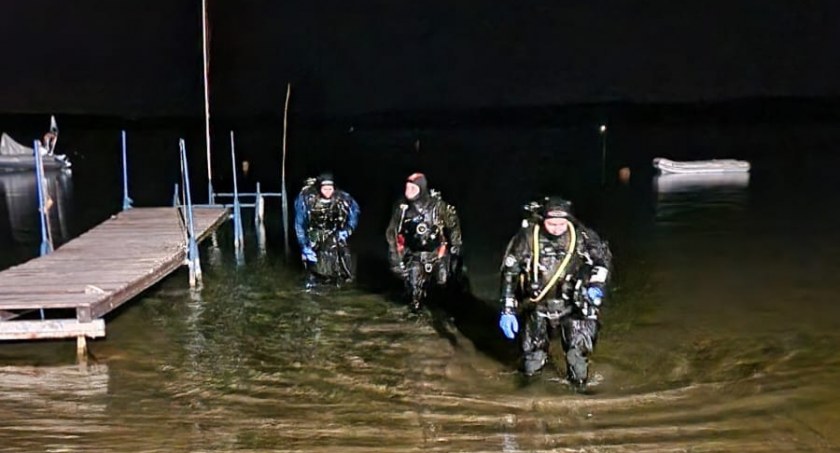 [WIDEO] Strażacy z Radomska ćwiczyli nocne nurkowanie w Jeziorze Tarnobrzeskim